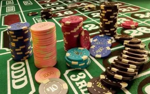 Pemain bulutangkis melakukan smash keras dalam pertandingan intens